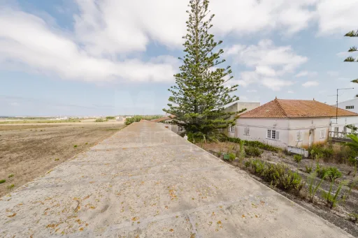 Moradia inserida num amplo terreno com 4.730 m²
