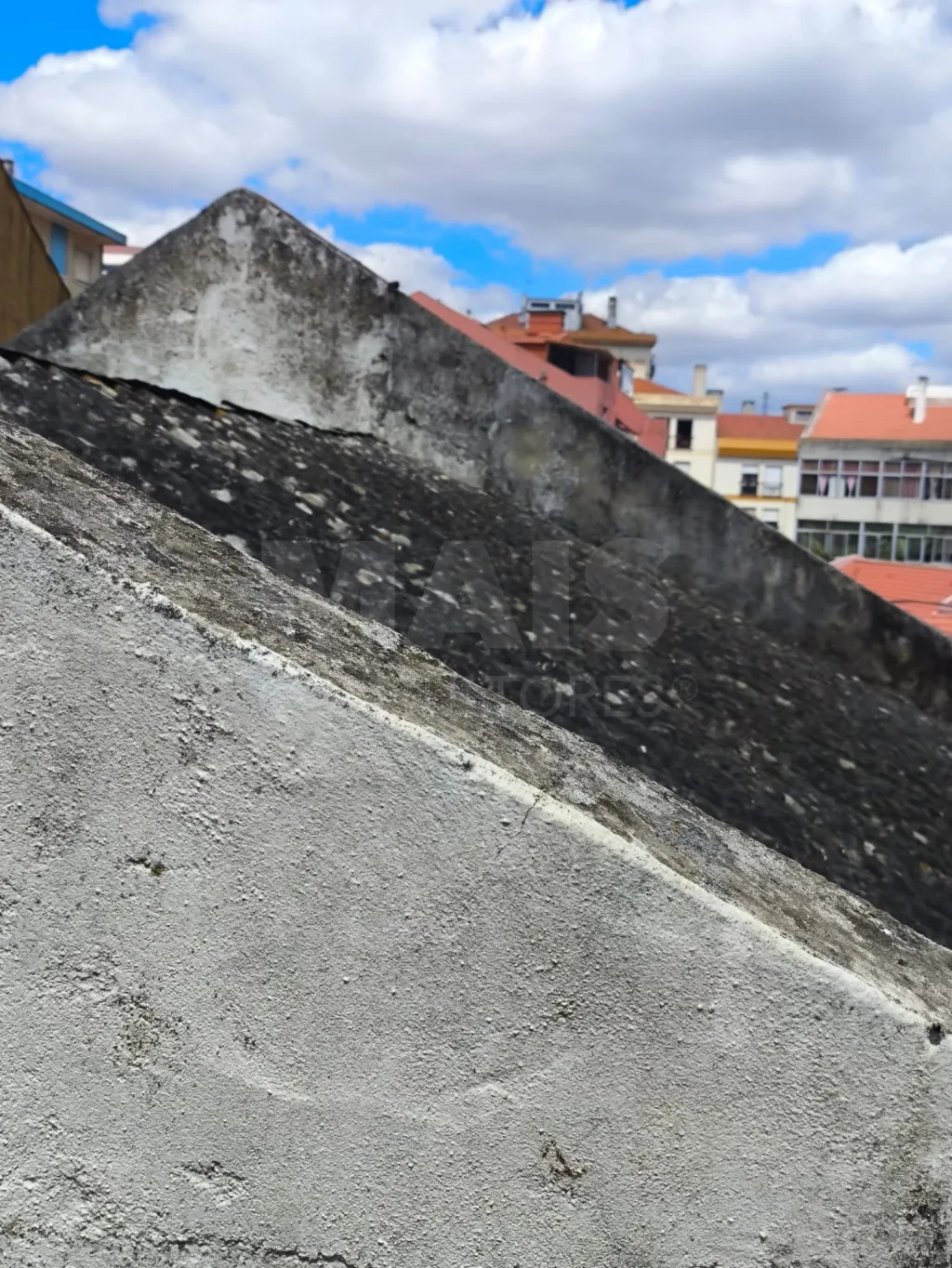 Moradia com garagem para reconstrução centro de Sacavém