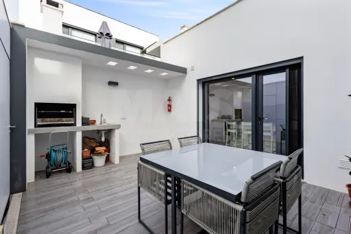 Moradia semi-nova T3 com piscina e vista mar