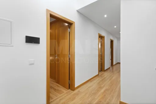 Deslumbrante Moradia T5 com Vista Mar, Piscina Privada e Excelente Exposição Solar