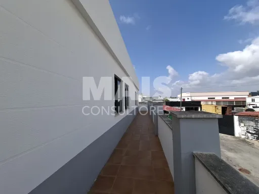 Edifício com Armazém e  Terreno para Expansão em Vila Nova de Santo André, Setúbal