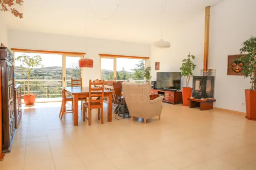 Small farm with 3-bedr. house 10 minutes from Arruda dos Vinhos