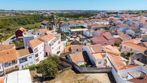 Moradia T3 com quintal para recuperar em Atouguia da Baleia