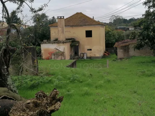 House for renovation on 1242 m2 plot - Mealhada