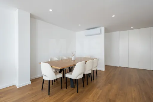 Apartamento T3 semi-novo vista mar com garagem