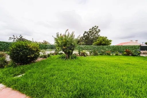Moradia T3+2 com piscina e jardim a 8km de Caldas da Rainha