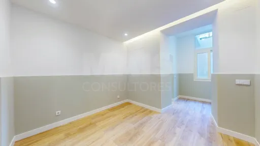 T2 , RC-Alto , Campolide , Completely renovated