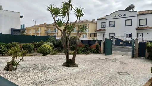 Moradia T5 de Prestígio com Vista Mar, Terreno de 2.075 m² e Detalhes Artísticos Exclusivos