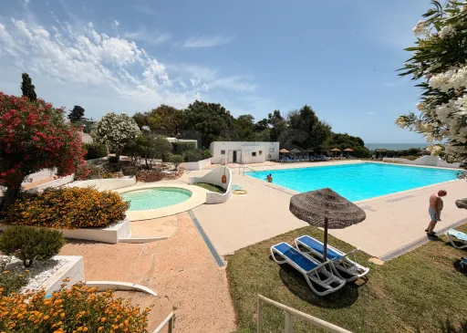T1 na Vila Senhora da Rocha | Praia a 70 m | 4 Piscinas | 9 Hectares de Jardins| Caminhadas em Segurança Porches – Lagoa – Algarve | T1 onde pode deixar o carro estacionado e viver o Algarve a pé.