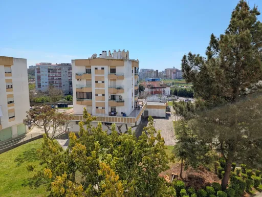 Apartamento T2 com 2 varandas fechadas e Prédio com Elevador – Varzinha, Setúbal