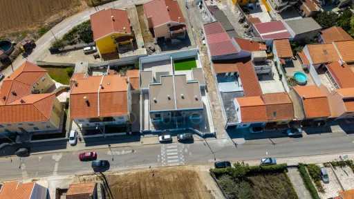 Moradia nova T4 com quintal e garagem
