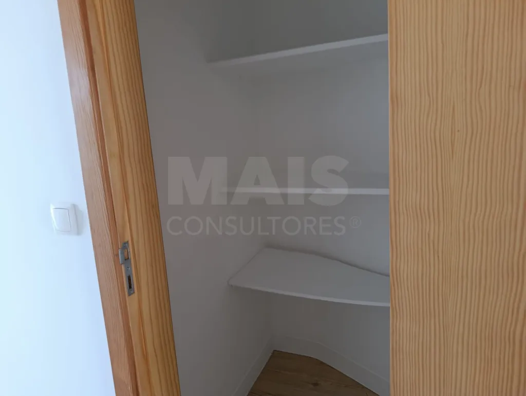 T2 em Carnide - Conforto, Luz e localização privilegiada.