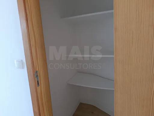 T2 em Carnide - Conforto, Luz e localização privilegiada.