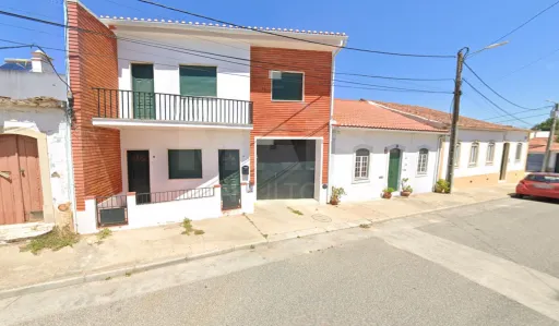 🏡 5-Bedroom 2-Storey House with Patio and 10 Horse Boxes in Santarém
