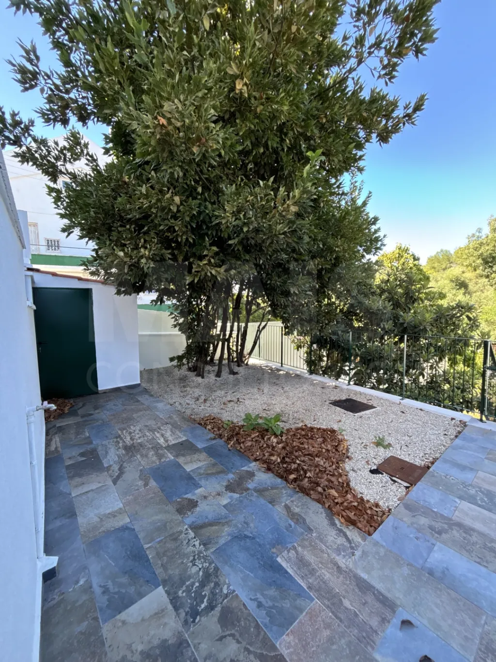 Prédio com três apartamentos T2 em Estoril - Cascais