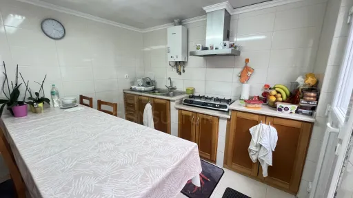 Imóvel com duas fracções: Comércio e Habitação!