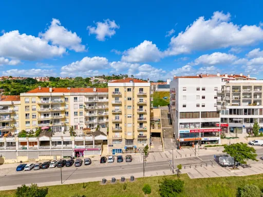Apartamento T3 com elevador e lugar de garagem.