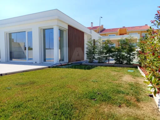 Moradia T3 Térrea com Piscina e Jardim !