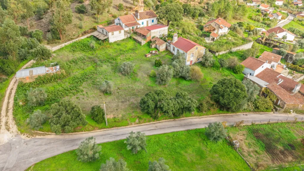 🏡 Oportunidade Única: Moradia Centenária inserida em lote 2560m2