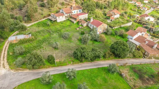 🏡 Oportunidade Única: Moradia Centenária inserida em lote 2560m2