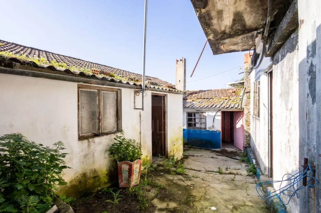 Oportunidade Única | Moradia com Terreno, Vista Aberta e Potencial de Valorização