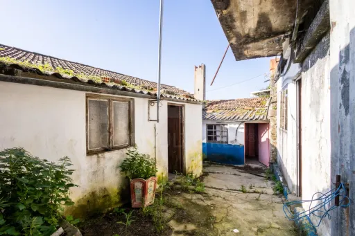 Oportunidade Única | Moradia com Terreno, Vista Aberta e Potencial de Valorização
