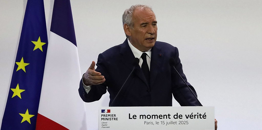 A Queda Surpreendente do Primeiro-Ministro Francês: O Que Vem a Seguir?