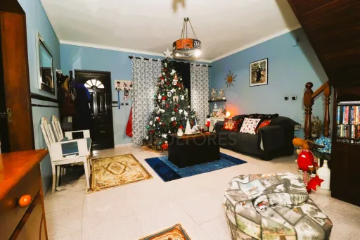 Moradia T4+1 com logradouro no Porto Alto