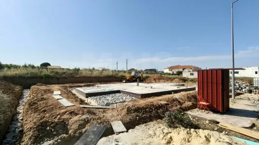 Moradia T3 Geminada c/ 1 Suite, Jardim, Parqueamento e Piscina! (LT2)