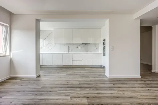 Apartamento T3 totalmente remodelado na Póvoa de Santa Iria com parqueamento