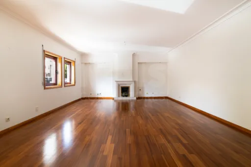 3-Bedroom Apartment in Linda-a-Velha