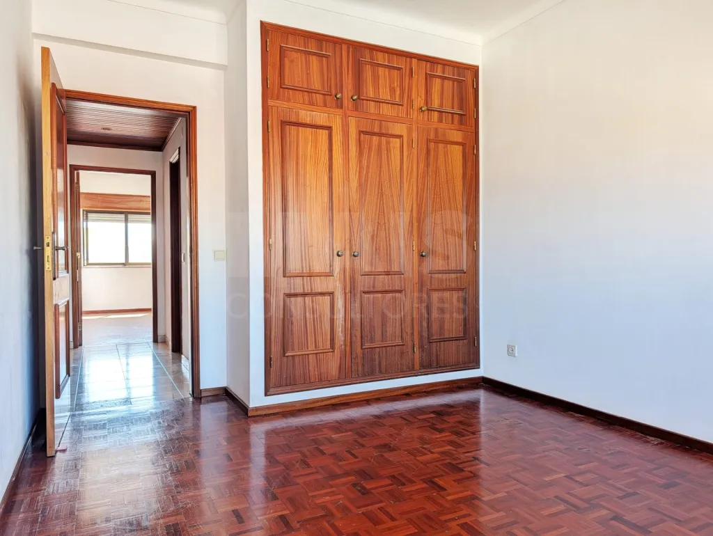 Apartamento T2 com 2 varandas fechadas e Prédio com Elevador – Varzinha, Setúbal