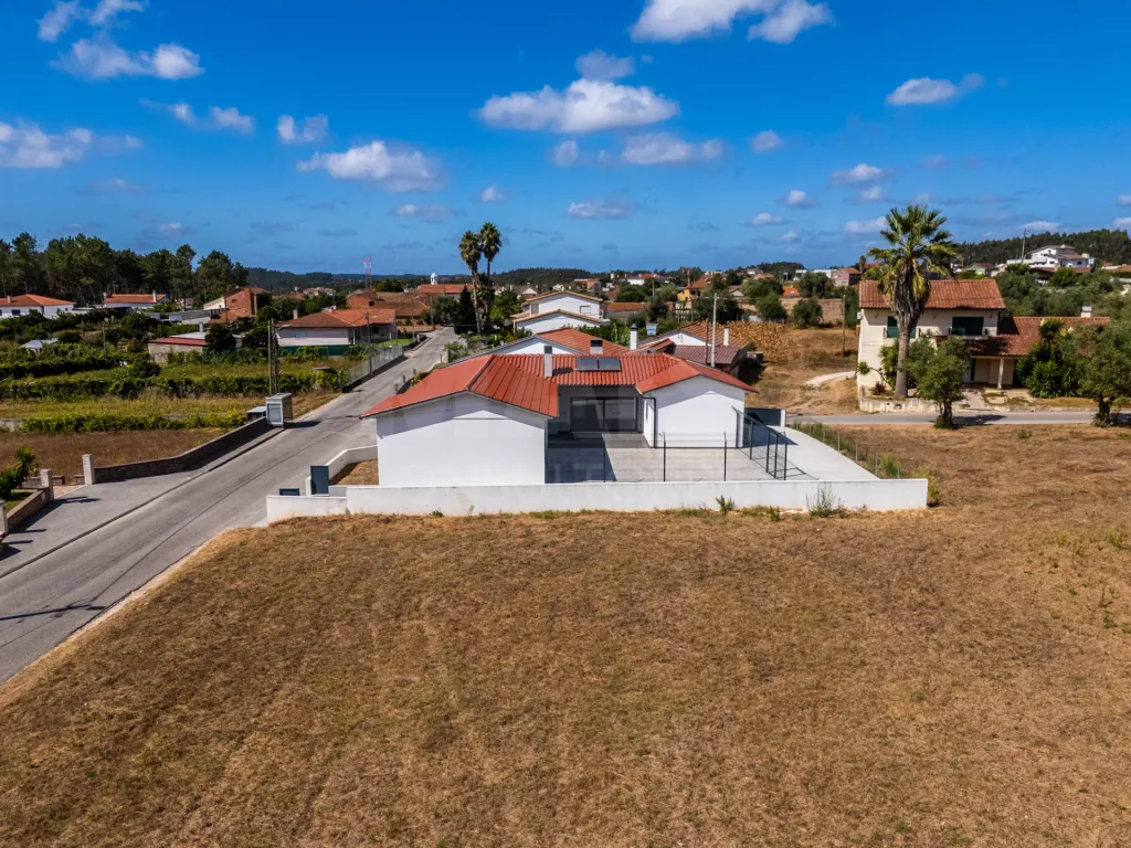 3 bedroom detached house with garage on 565m2 plot in Bidoeira de Cima