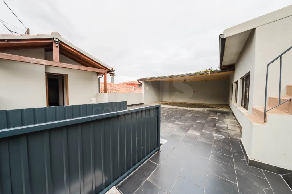 Moradia T3 com comércio e terraço no Coto