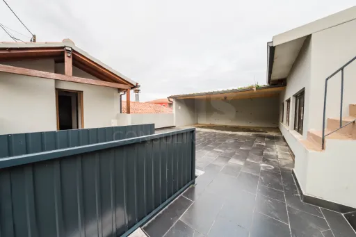 Moradia T3 com comércio e terraço no Coto