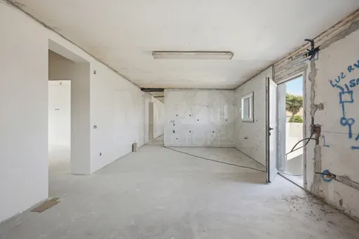 Apartamento T4 com quintal e estacionamento
