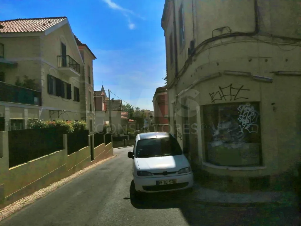 Prédio em Estoril a 100 mt do Casino para remodelação total