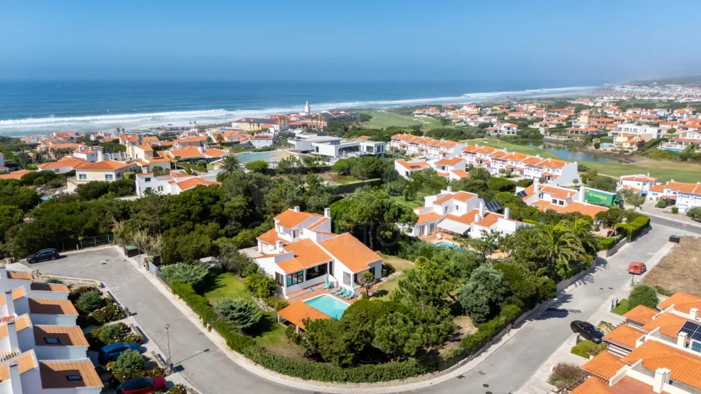 Moradia com piscina em lote de 1500m2 na Praia d'el Rey