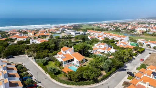 Moradia com piscina em lote de 1500m2 na Praia d'el Rey