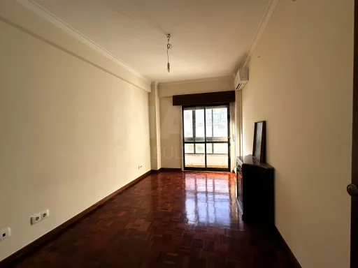 T2 Parcialmente Remodelado com Arrecadação | Brandoa