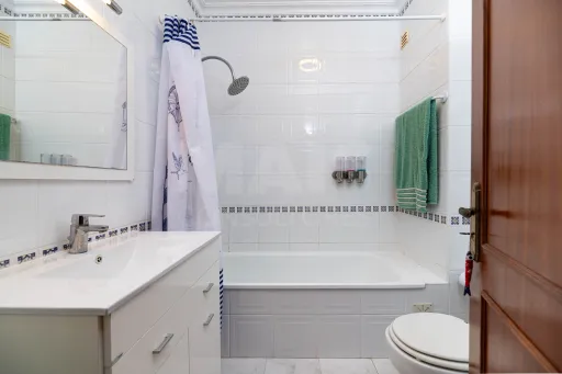 Apartamento T1 no 1° andar a 80 metros da Praia de São Lourenço, com vista mar da varanda da Sala e com garagem  ERICEIRA – RESERVA MUNDIAL DE SURF