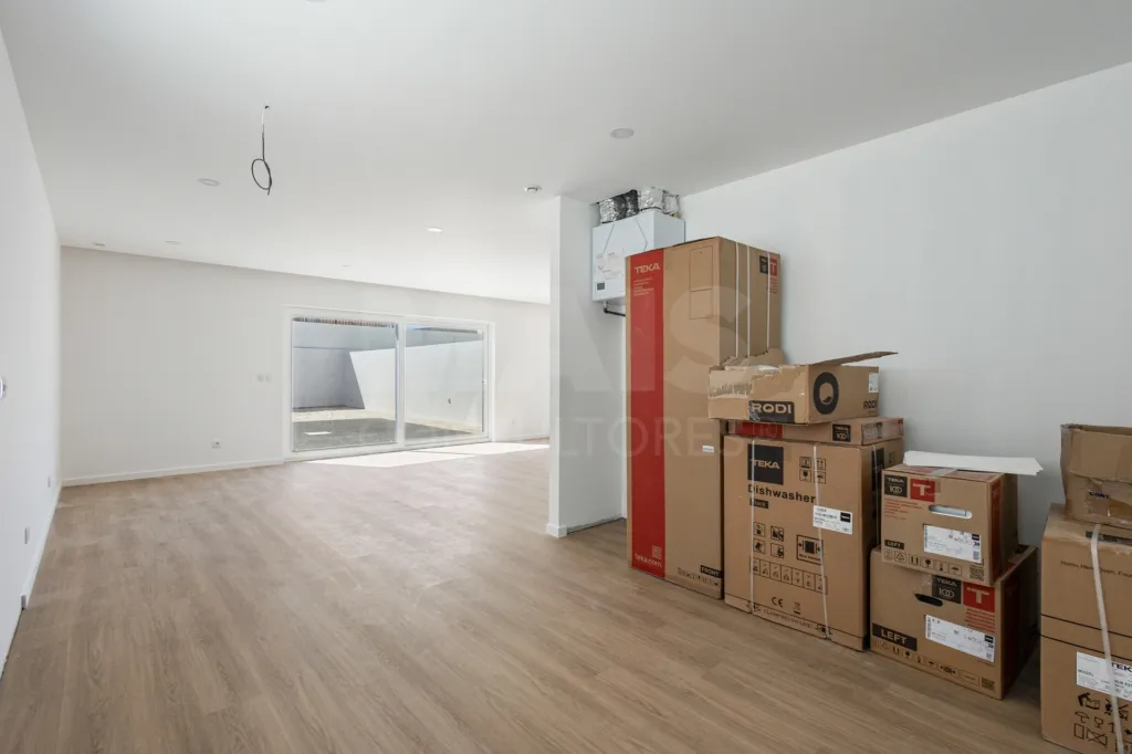 Moradia nova T4 com quintal e garagem