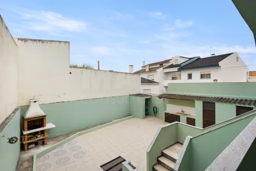 Moradia T4 com cave, garagem e quintal no centro de Peniche
