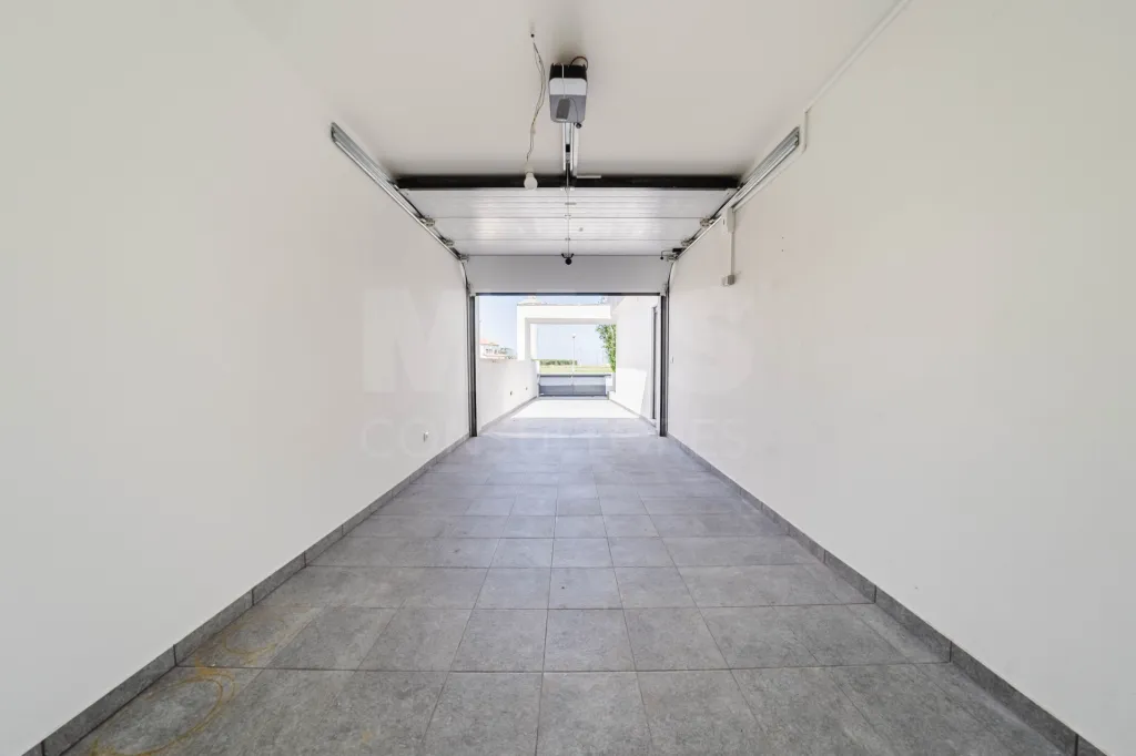 Moradia T3+2 Moderna com Vista Mar e Terraço Panorâmico