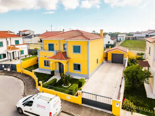 Moradia exclusiva com piscina aquecida, suite, garagem e jardim deslumbrante