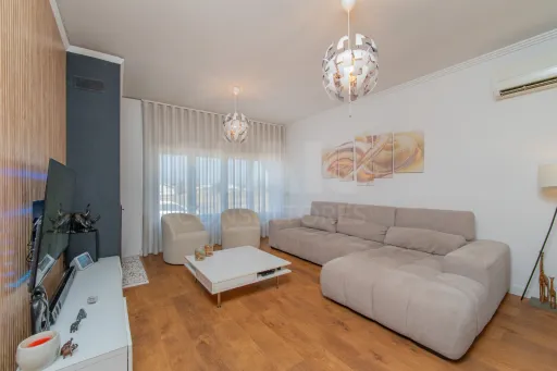 Moradia T3 totalmente remodelada no Condomínio Villas de Samorena em Samora Correia