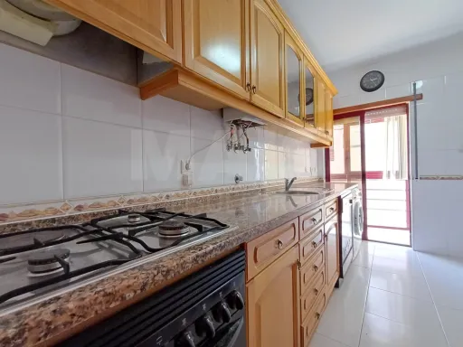 Apartamento T3 mobilado com excelente exposição solar – Vila Nova da Caparica