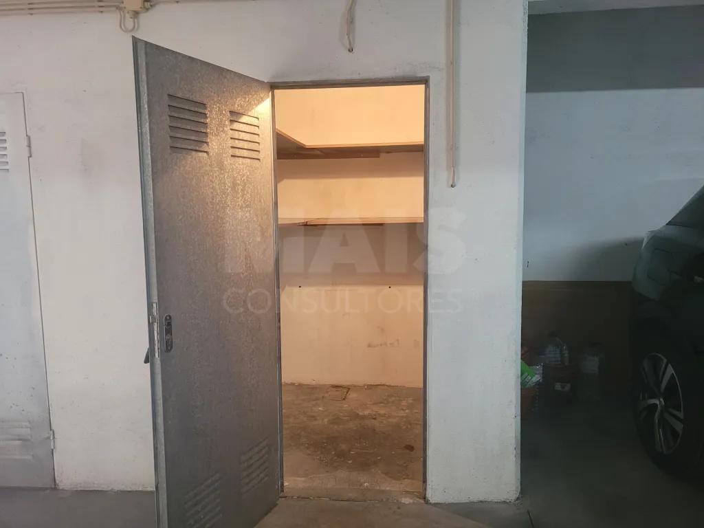 Lugar de Estacionamento coberto e Arrecadação