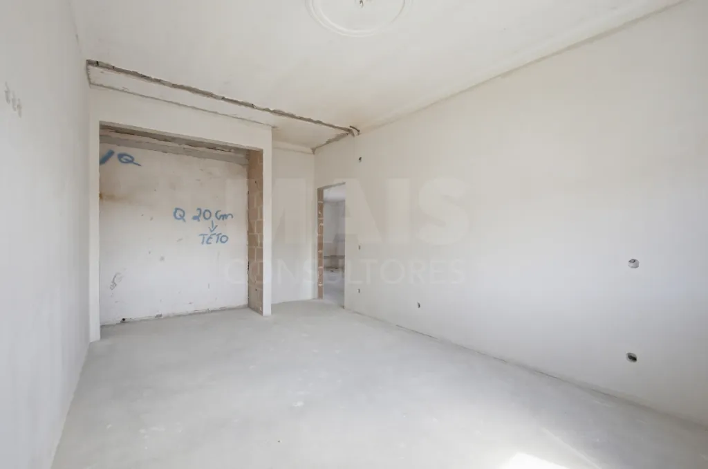Apartamento T4 com quintal e estacionamento
