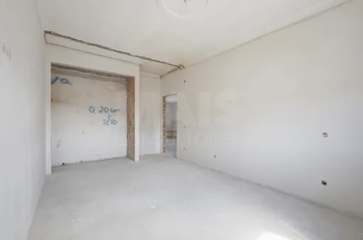 Apartamento T4 com quintal e estacionamento